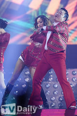 组图：鸟叔PSY韩国开唱 穿喇叭裤起舞大汗淋漓