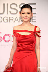 幻灯图：大S代言男模抬轿 艳丽红裙夺人眼球