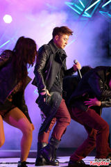 组图：严爵飚高音 与潘玮柏卢广仲接力开唱