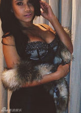 组图：人妻赴比伯新居缠绵晒床照搔首弄姿