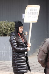 组图：北影放榜日最美工作人员与考生竞艳