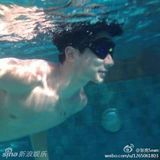 组图：张亮穿泳裤与天天戏水 女网友喊把持不住