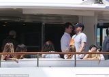 组图：莱昂纳多坐游艇显肥肚腩 亲自送凯特出嫁