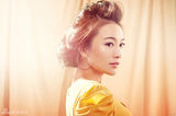组图：姚懿纯暖春写真出炉 唯美知性展露无遗