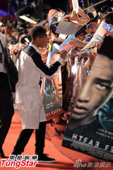 组图：威尔史密斯父子情深 上演“爱的抱抱”