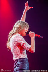 组图：泰勒红唇开唱秀美腿 狂放甩发野性魅力