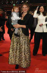 幻灯图集：《谜团》首映 女导演抱宝宝亮相