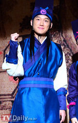 组图：韩星池珍熙宋昌义等出席《大风水》现场公开