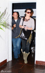 幻灯图集：布兰妮贝利弗山庄血拼 上衣太薄致凸点