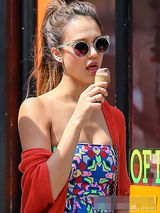 组图：阿尔芭印花裙秀乳沟 童心未泯当街舔甜筒