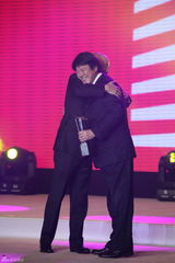 组图：徐峥捧大奖自称有新人感觉 笑与吕凉比帅