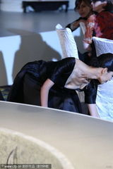 组图：白歆惠走秀摔跤出丑 弯腰提裙摆胸前险走光