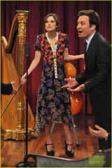 组图：凯拉-奈特莉花裙亮相 大秀小提琴多才多艺