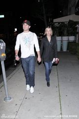 高清图：芮妮-齐薇格穿西装亮相 蹬麂皮鞋别样风情