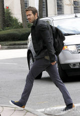 组图：布莱克-莱弗利拍新片神情严峻 丈夫探班