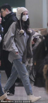 组图：杨幂穿宽松运动装现身机场孕味十足