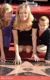 高清组图：奥斯卡影后威瑟斯彭星光大道留名