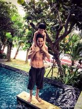 组图：曹格一家四口海边度假 父子卖萌娇妻美艳