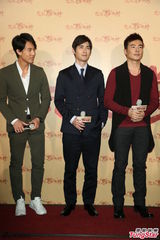 组图：《杨家将》赴台宣传 郑伊健低调谈婚事