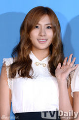 组图：韩团A pink任宣传大使黑白配甜美亮相