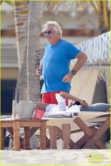 组图：坎贝尔与前任夫妻三人行 正室比基尼示威