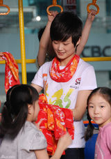 高清图：李宇春为亚运助力 街头做公益成孩子王