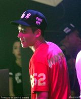 组图：陈冠希夜店看表演 与柯震东绯闻女友热聊