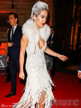 组图：丽塔-欧拉深V皮草礼服秀八字奶 白发惹眼