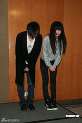 幻灯图：郑中基发布会情动落泪 阿Sa(蔡卓妍)体贴送面纸