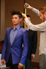 组图：吴奇隆入住杜莎蜡像馆 宽衣量身不忘搞怪