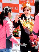 组图：韩花样滑冰公主金妍儿会粉丝展笑颜