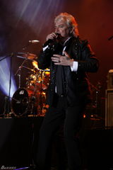 组图：空气补给乐队上海开唱 翻唱席琳-迪翁成名曲