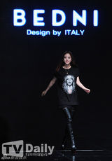 组图：韩艺瑟等女星出席品牌活动 捂嘴大笑