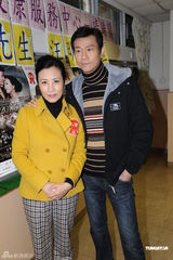 组图：郑少秋汪明荃探访康复中心 为病患亲手做汤圆 