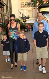 幻灯图集：辣妈维多利亚携三子逛街 穿着清凉