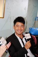 组图：郭晓冬时尚活动亲和 自嘲鱼尾纹