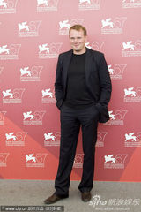 《三》媒体见面会 苏菲-罗艺斯获两男星揽腰护花