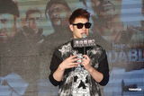 组图：潘玮柏酷装扛枪亮相 对“史泰龙”袭胸