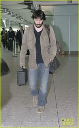 组图：基诺里维斯络腮胡颓废 挥手示意帅气不再