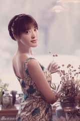 组图：张璇最新油画写真 身姿优雅显小女人