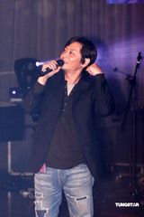 幻灯图:王杰用歌声鼓励年轻人 与歌迷向灾区捐款