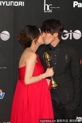 组图：金钟奖后台朱芯仪卫斯理亲吻秀恩爱