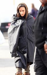 组图：罗素-克劳与艾玛-沃森现身《诺亚》片场