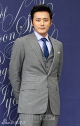 组图：申贤俊娶小12岁娇妻 玄彬张东健到场祝贺