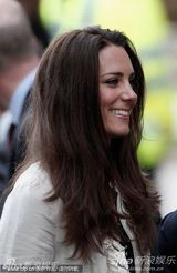 组图：准新娘凯特现身挥手 秀发飘散笑容迷人