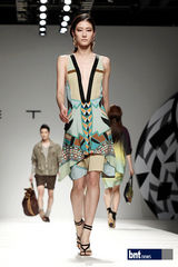 组图：韩国笑星名模齐聚亮相慈善时装秀