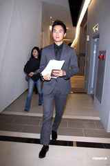 组图：郑元畅变身帅气男主播 真假主播相见欢 