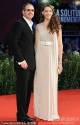 《巴尼的人生》首映 日本导演清水崇戴兔子头套抢镜