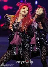 组图：韩女团舞台装尺度无下限 薄纱透视露底