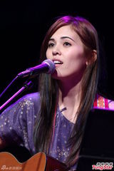 组图：普莉西亚登台献声 全场大合唱《茉莉花》